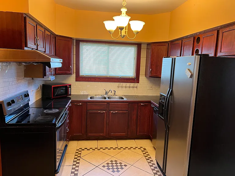 1122 Center St W — Photo 1