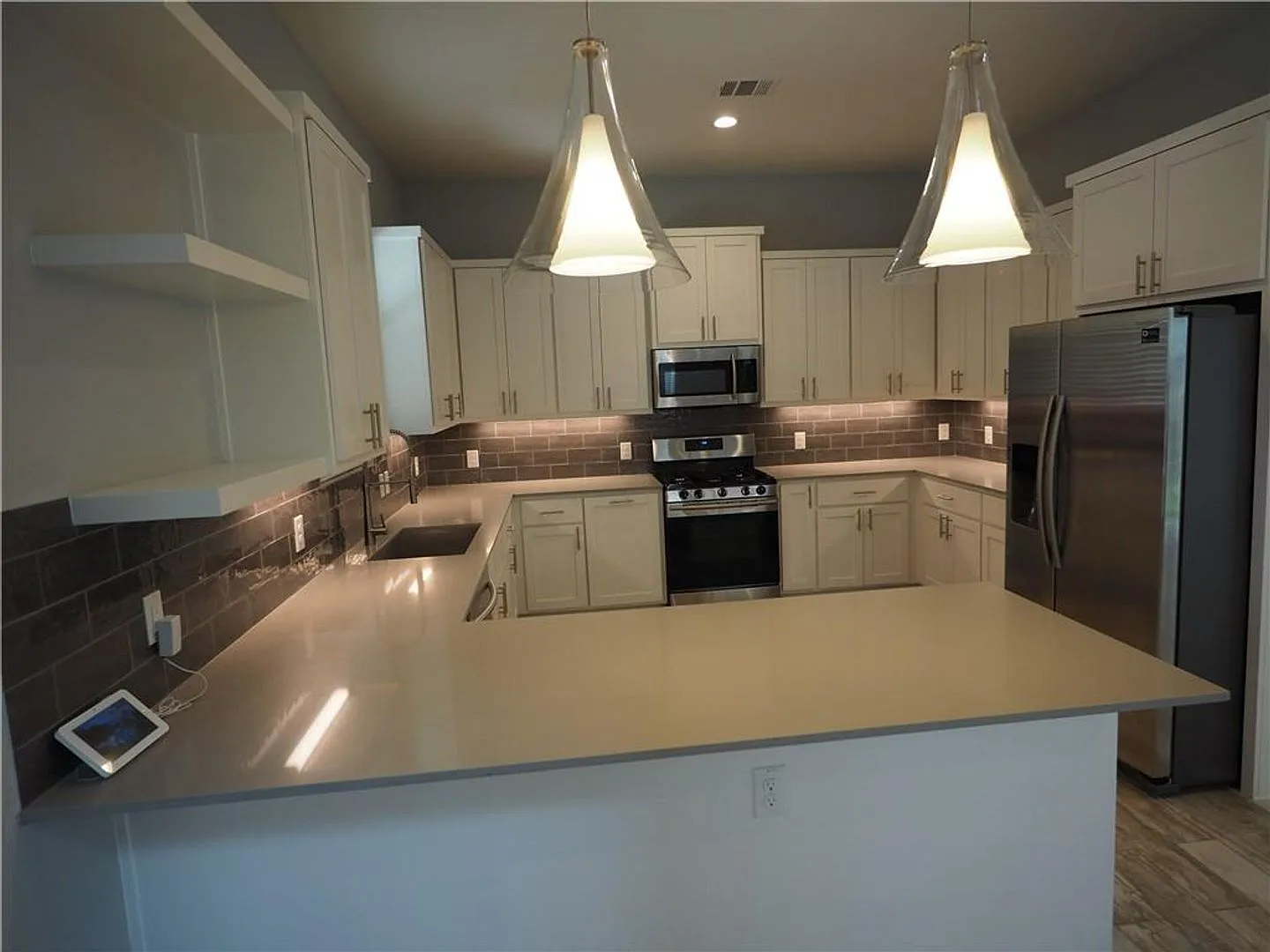 Modern 2 bed/2.5 bath Central Austin Home — Photo 3