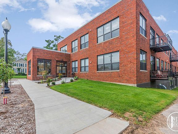3rd image of 525 Superior St #204