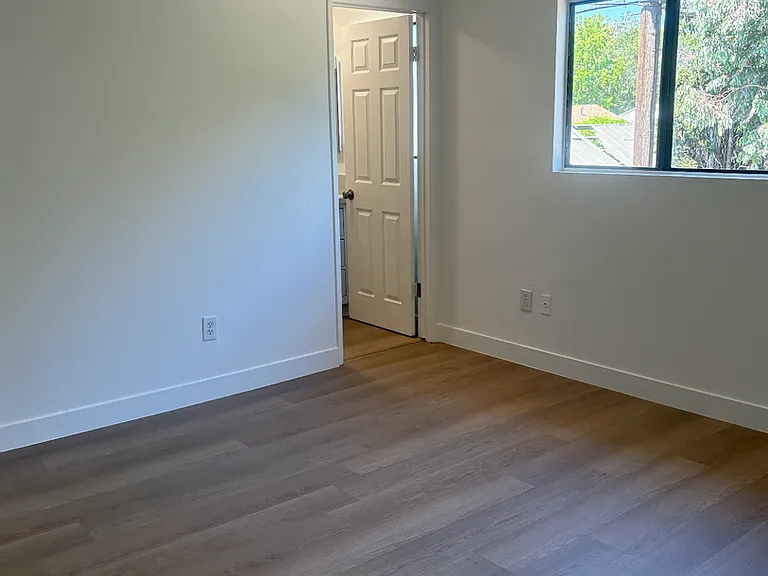 7061 Whitsett Ave — Photo 5