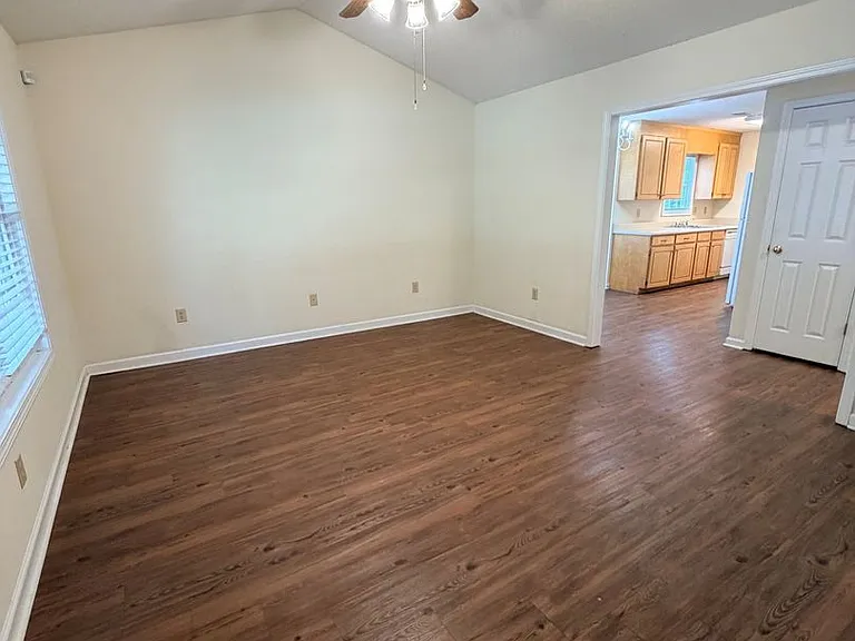 104 Brazington Ct — Photo 3