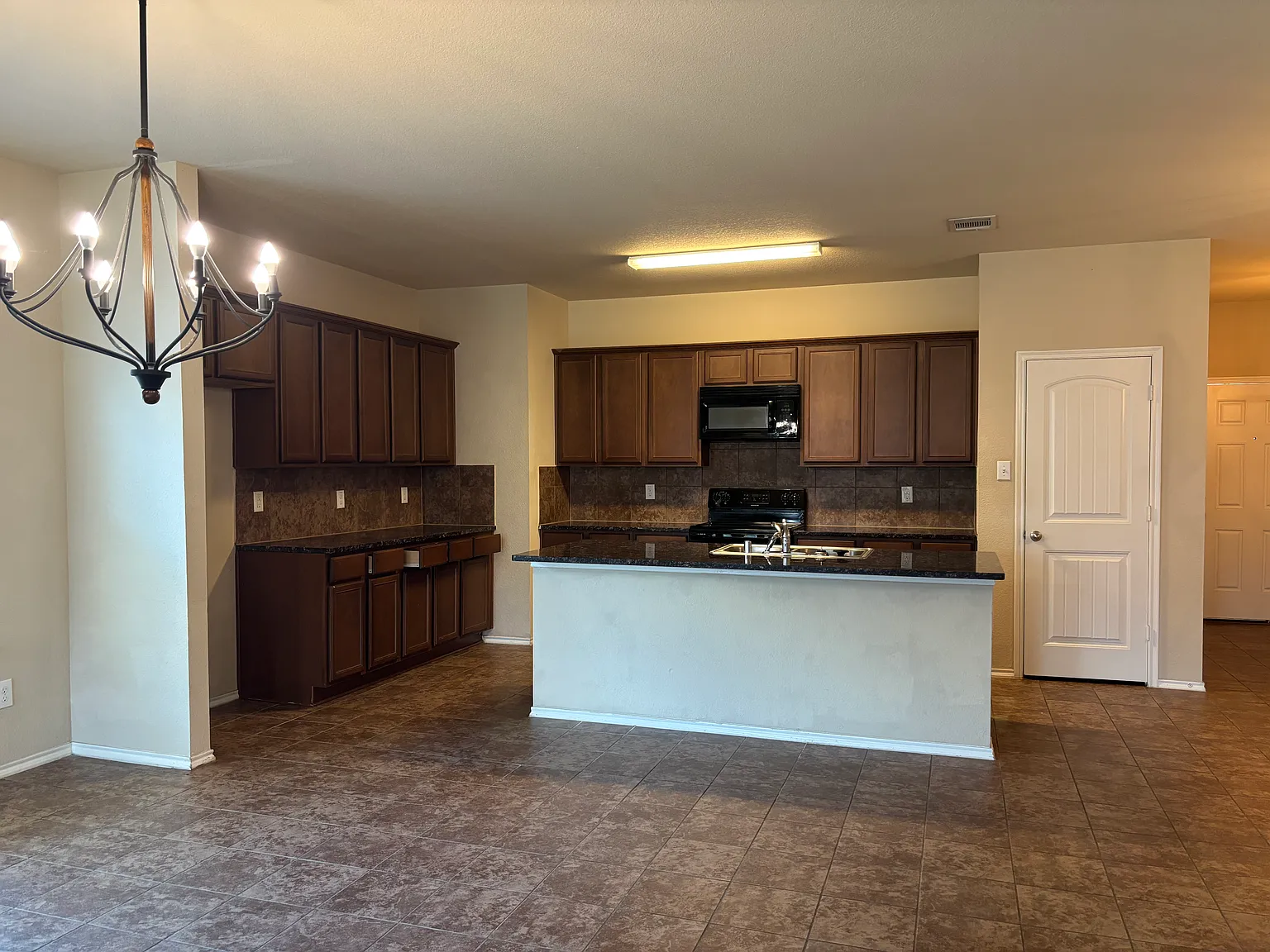 3 bed, 1967 sqft, $1,750 — Photo 3