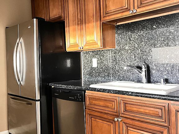 5th image of 826 2nd St APT 305