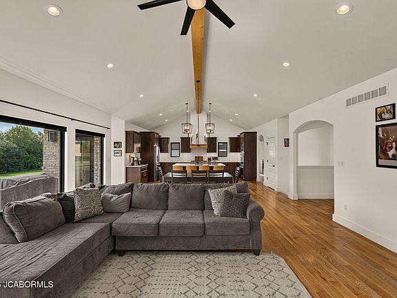 4th image of 1050 Henley Blvd