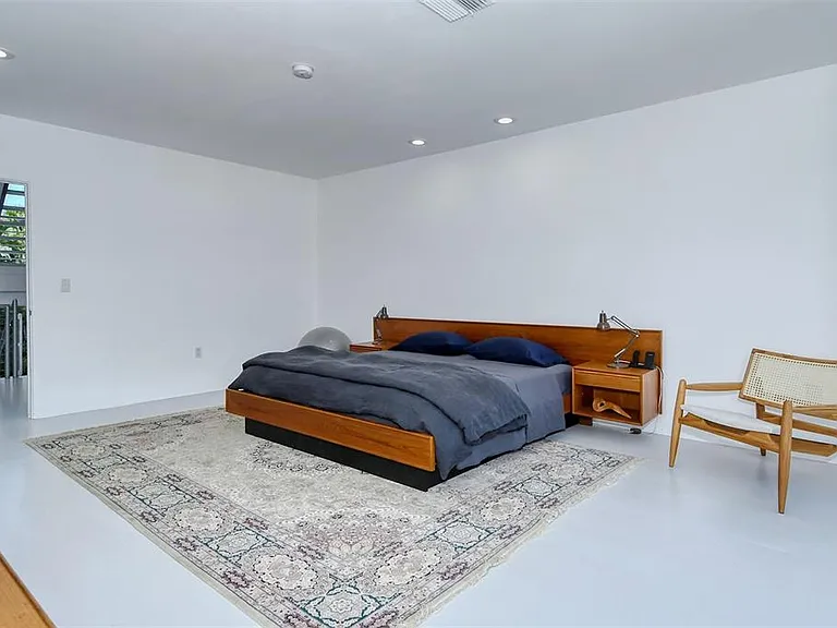 213 N Washington Dr — Photo 50