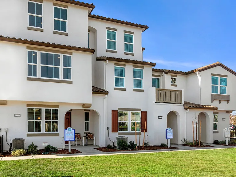 Spacious Townhomes in Provence at Natomas — Photo 9