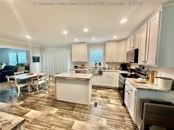 3rd image of 202 Brook Ln
