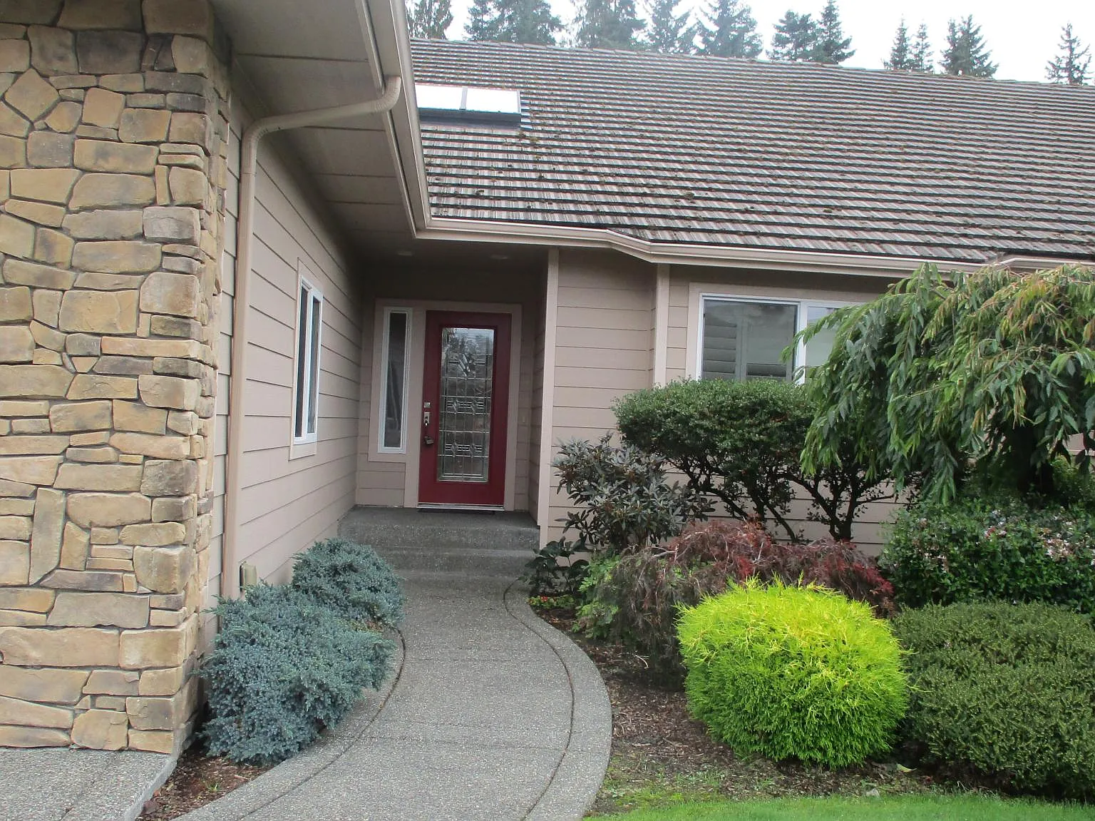 3 bed, 2084 sqft, $2,450 — Photo 2