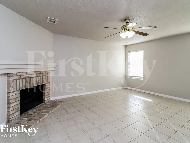 3913 Fox Run Dr — Photo 2