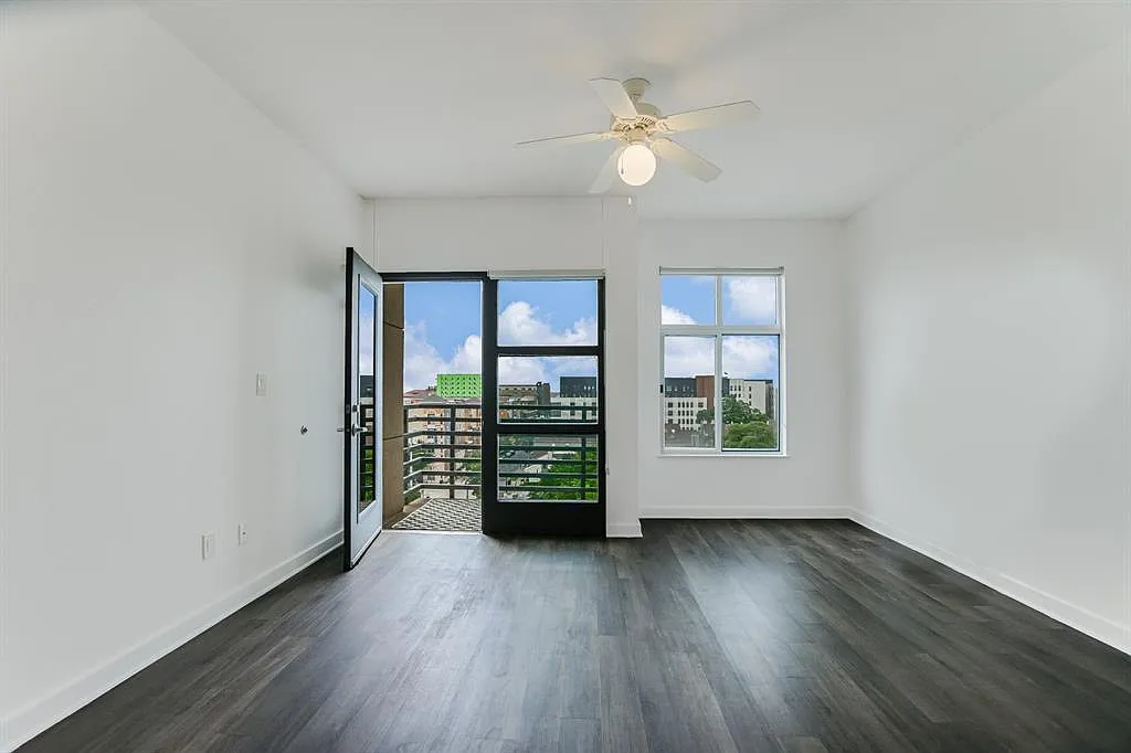 2 bed, 2.0 bath, 1058 sqft, $2,000 — Photo 2