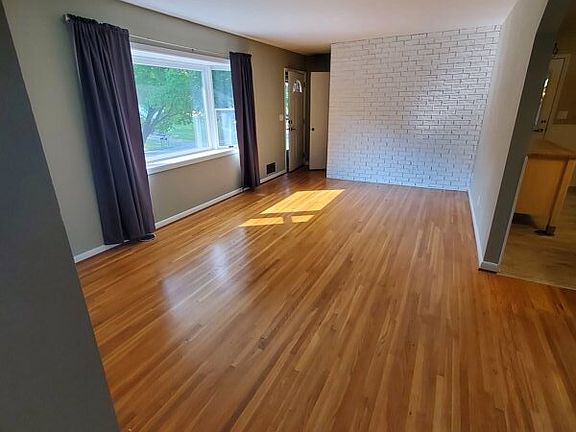 3rd image of 661 Belmont Ln W