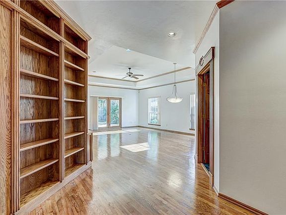 3rd image of 4345 Foxglove Ln