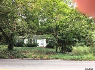 65 Youngs Hill Rd, Huntington, NY 11743