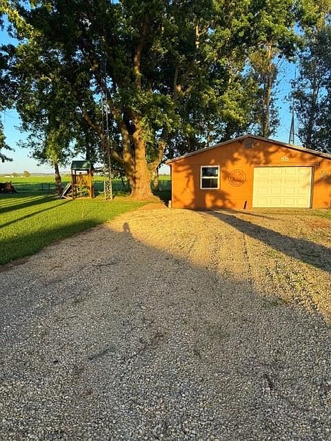 2nd image of 487 Lake Shore Dr