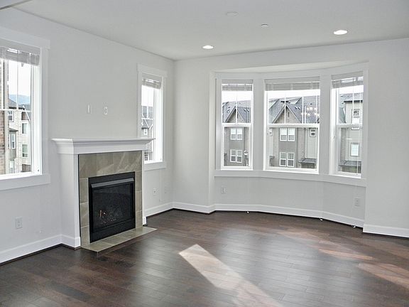 5th image of 1346 Greenwich Walk NE