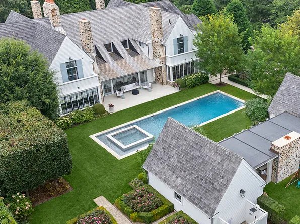 https://photos.zillowstatic.com/fp/583cdfa6eae6f7709b26a730611b9005-p_e.webp