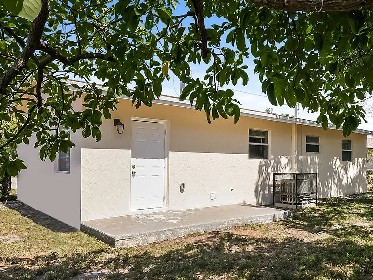 809 NW 2nd Ave — Photo 16