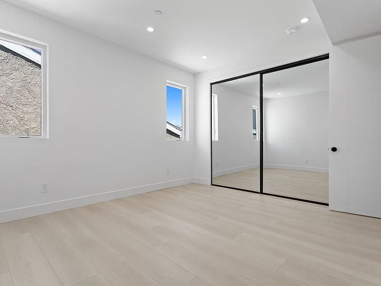 1815 Barry Ave — Photo 39