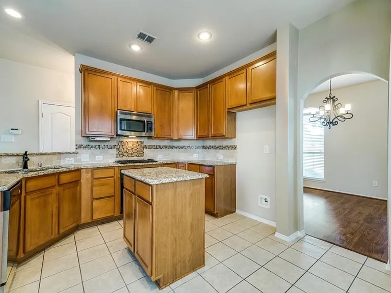 516 Hawken Dr — Photo 3
