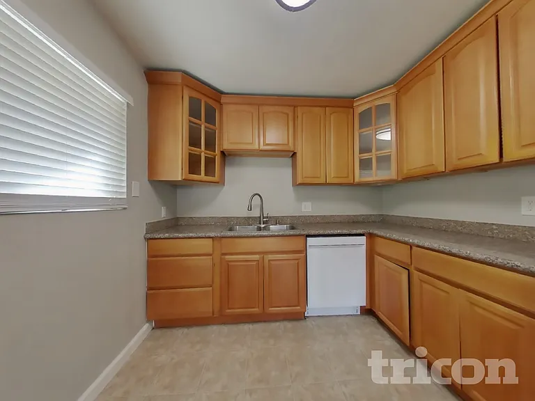 2754 Mayfair Ave — Photo 6