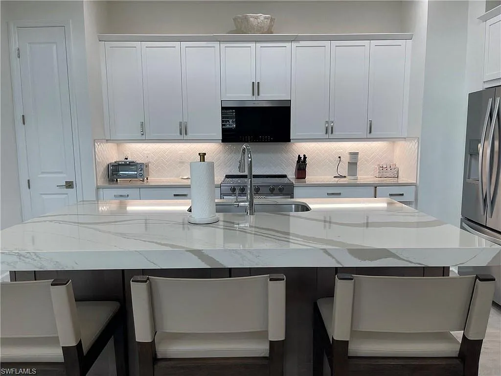 2 bed, 2.0 bath, 1472 sqft, $7,500 — Photo 2