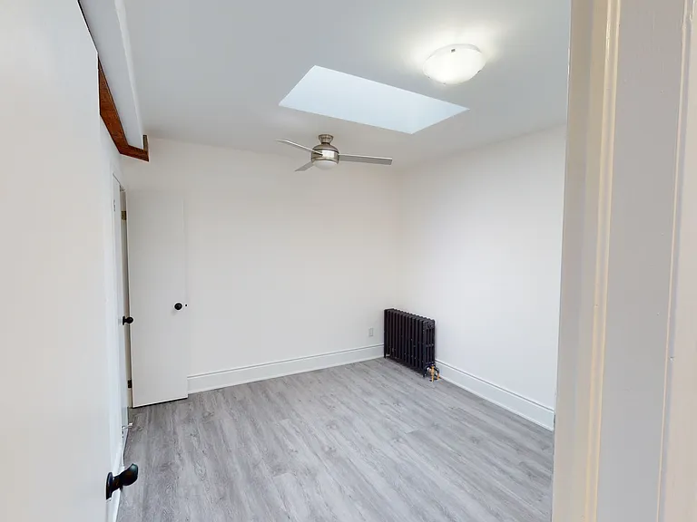 1152 Gerrard St E — Photo 27