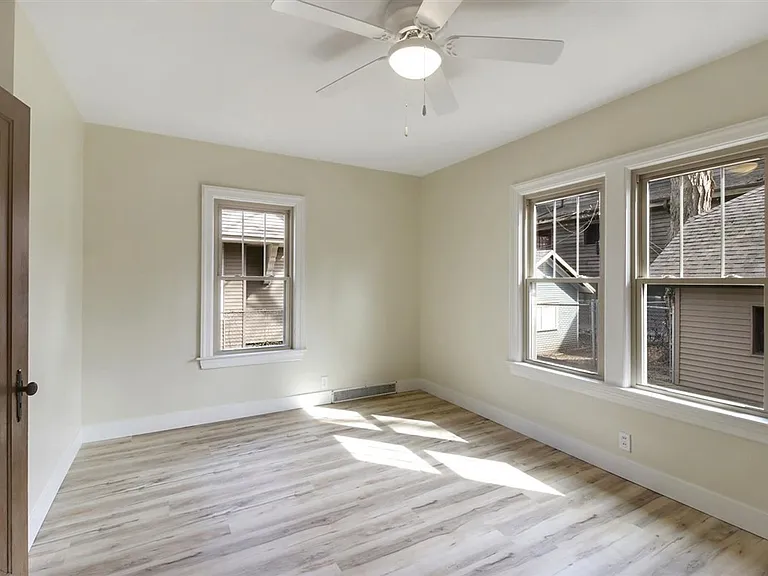 713 W Green St — Photo 14