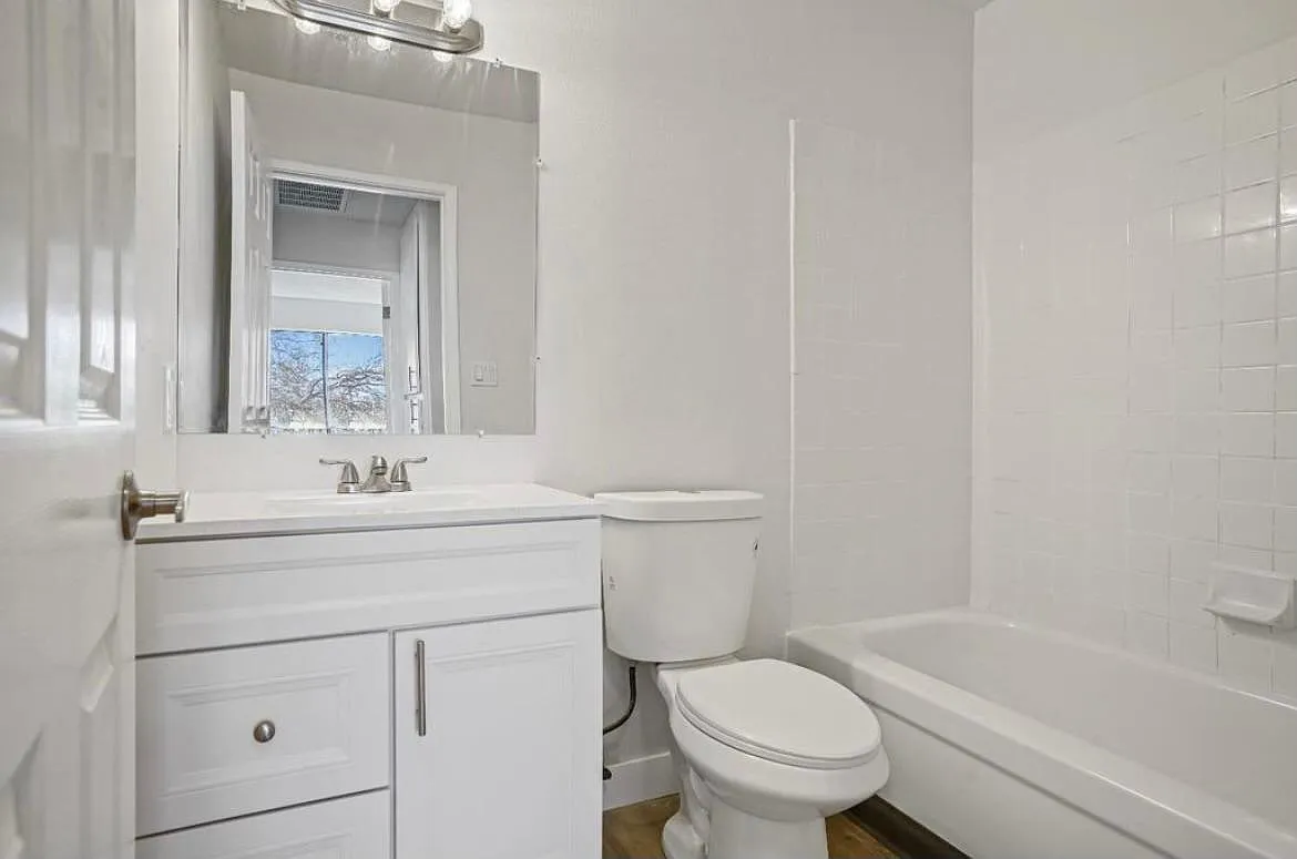 2 bed, 876 sqft, $2,100 — Photo 2