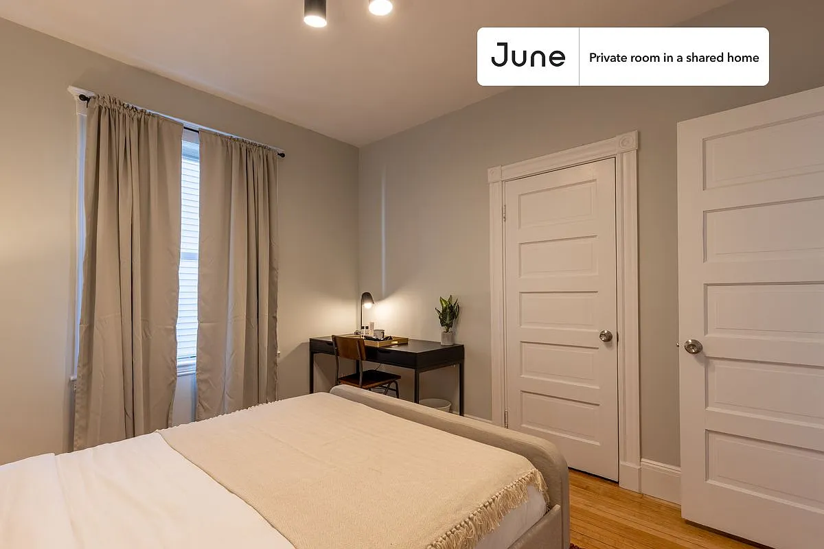 Queen bedroom in 4 bed/2 bath home in Savin Hill #329 B — Photo 3