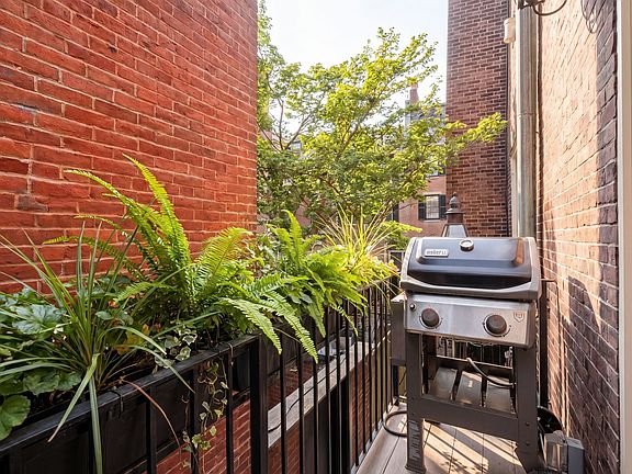 5th image of 7 Acorn St