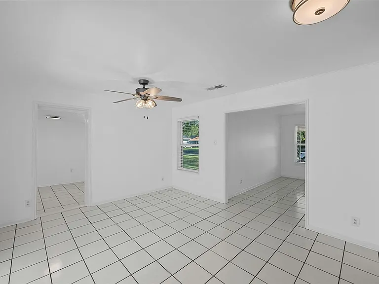 2409 Devonshire Dr — Photo 15