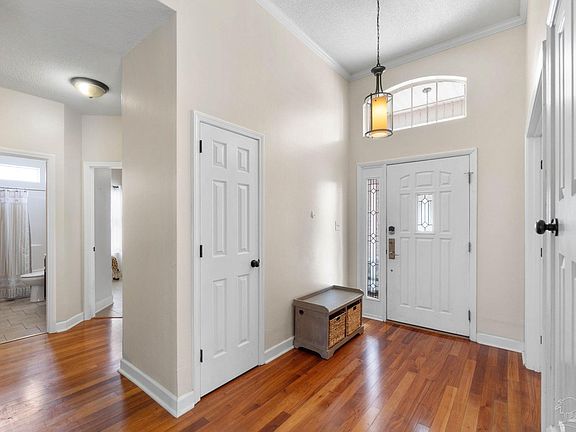 3rd image of 4000 Longwood Cir