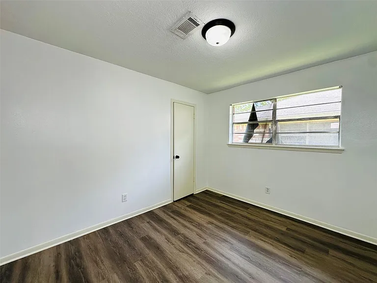 1011 McCall Ave — Photo 10