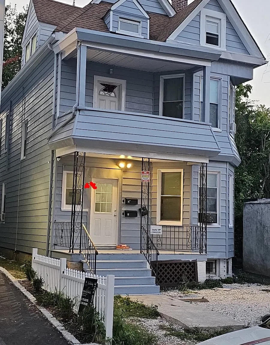 3 bed, $2,400 — Photo 1