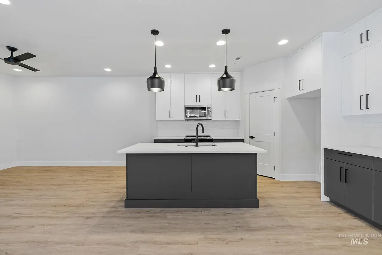 3 bed, 2.5 bath, 1799 sqft, $2,200 — Photo 4