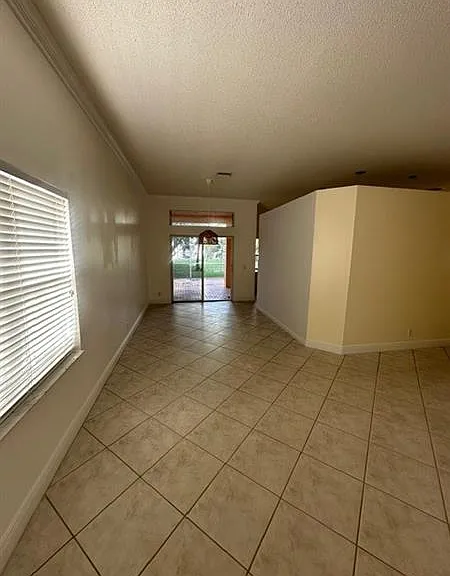 1572 Banyan Way — Photo 4