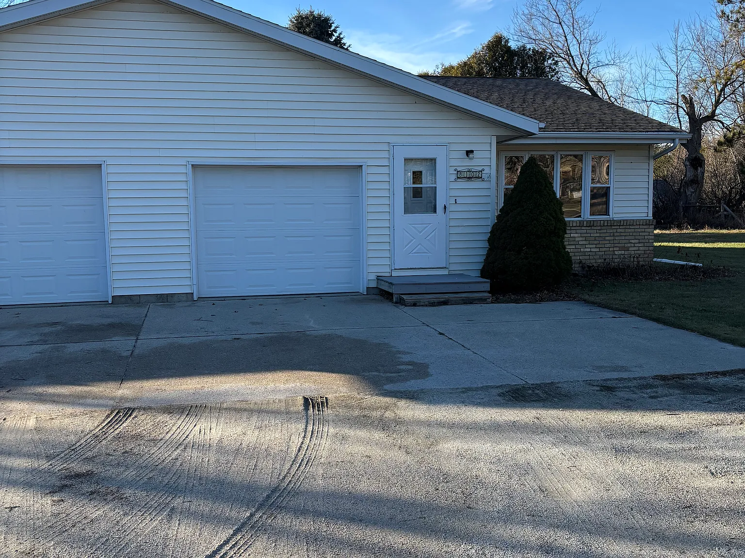 2 bed, 1050 sqft, $1,300 — Photo 1