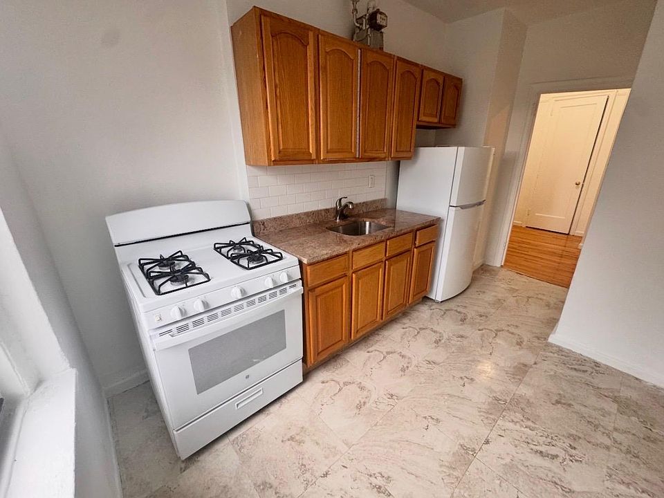 2nd image of 3470 Cannon Pl APT J43
