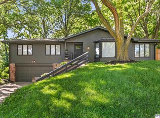 8911 Raven Oaks Dr, Omaha, NE 68152