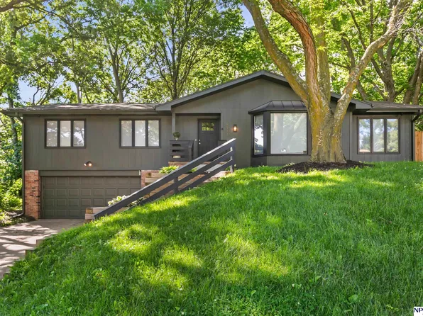 8911 Raven Oaks Dr, Omaha, NE 68152