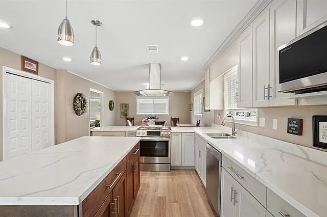 102 N Dabney Dr — Photo 9