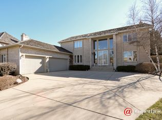 1003 Creek Bend Dr, Vernon Hills, IL 60061