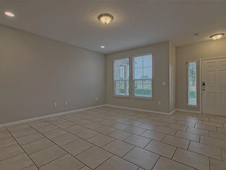 315 N Heatherwilde Blvd — Photo 8