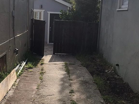 Separate approach via driveway and separate entry