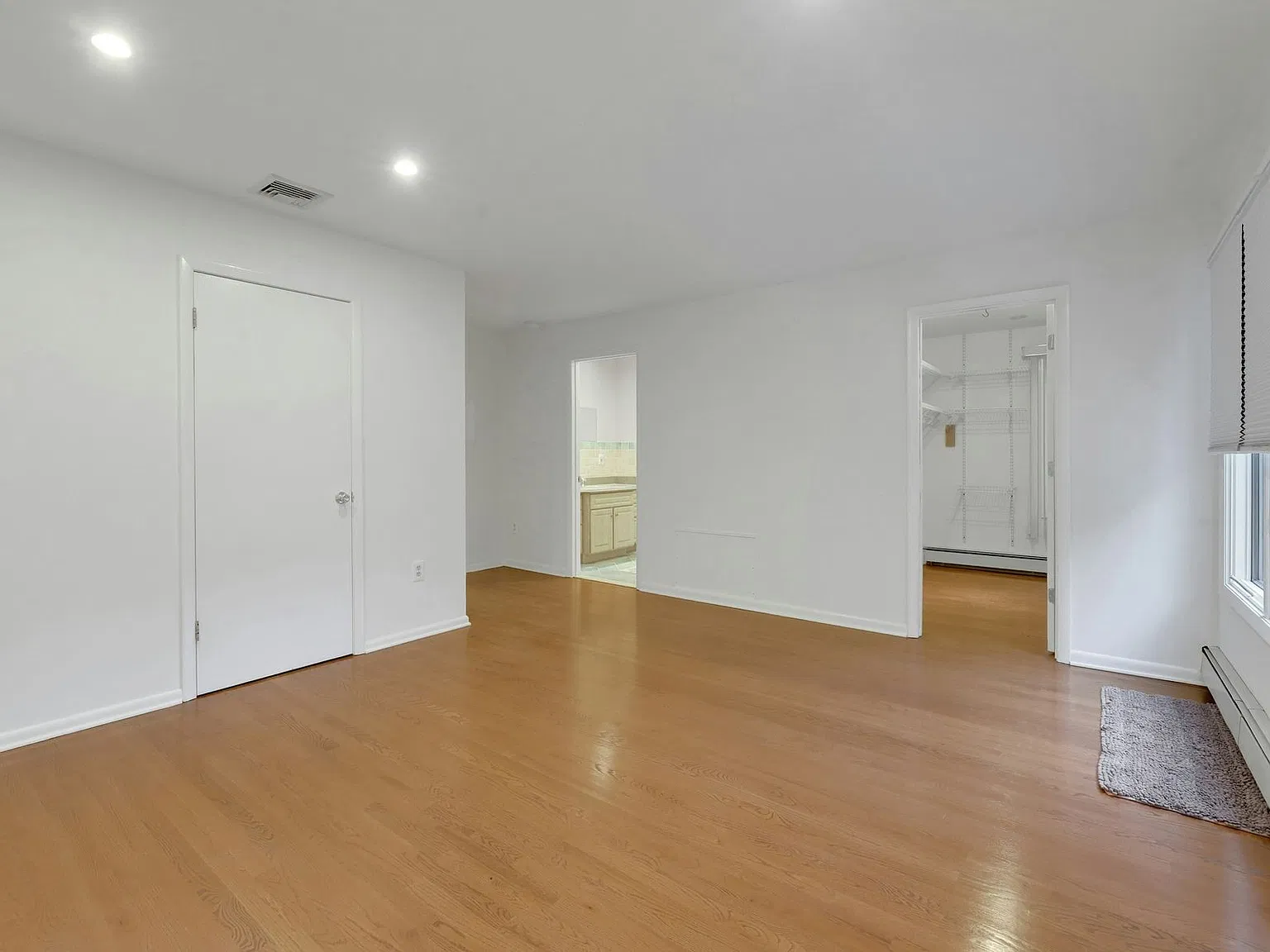4 bed, $5,300 — Photo 1