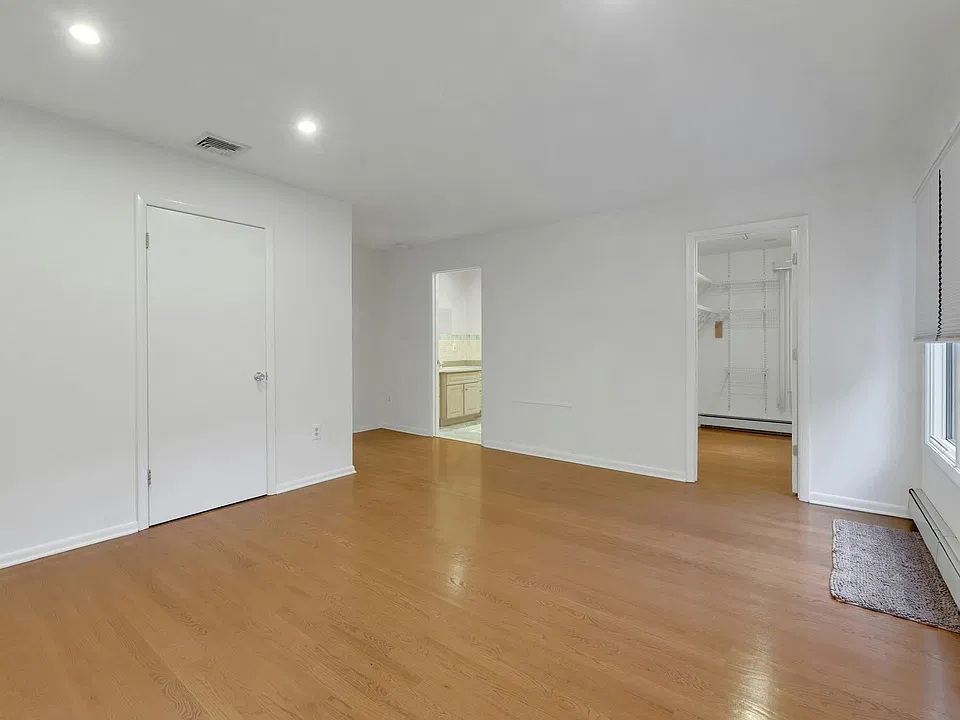 32 Clinton Ln