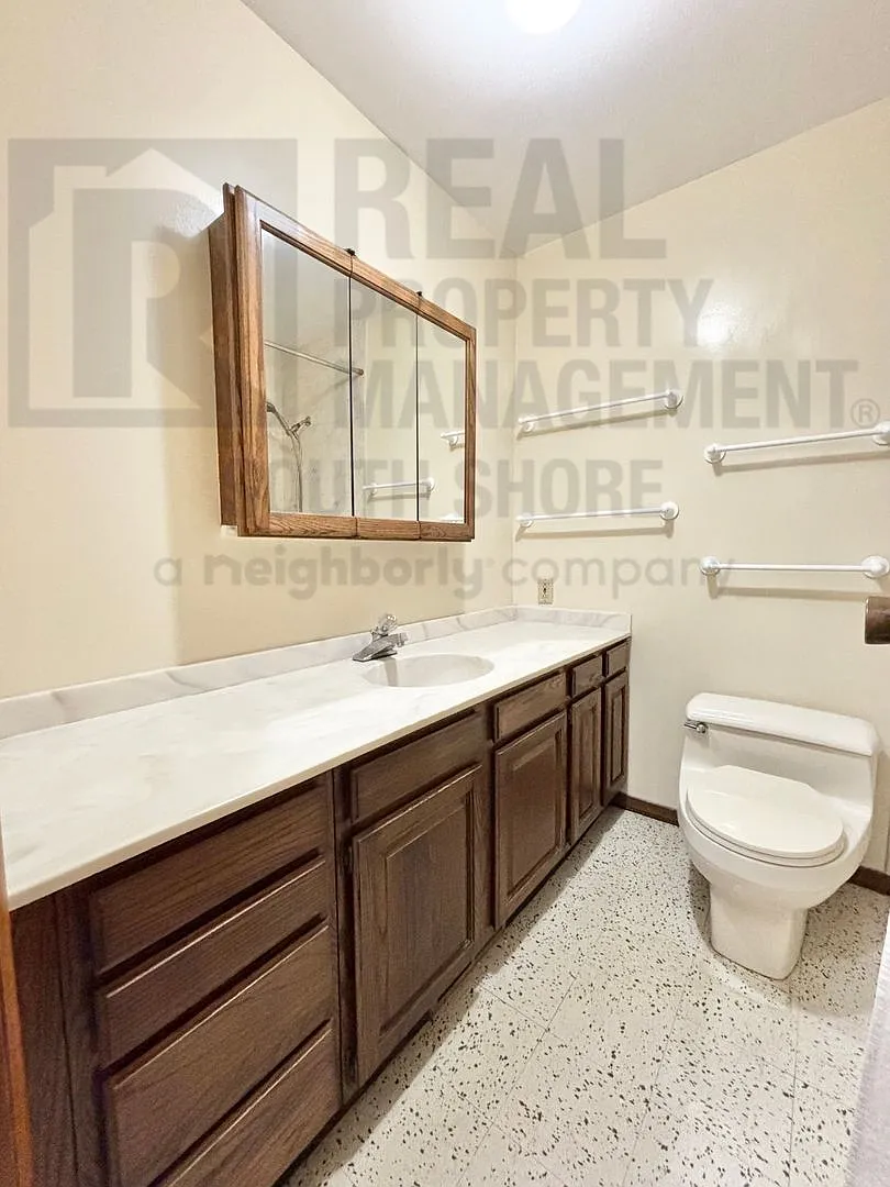 Sprawling 3Bed/2Bath Ranch in the Heart of Valpo — Photo 3