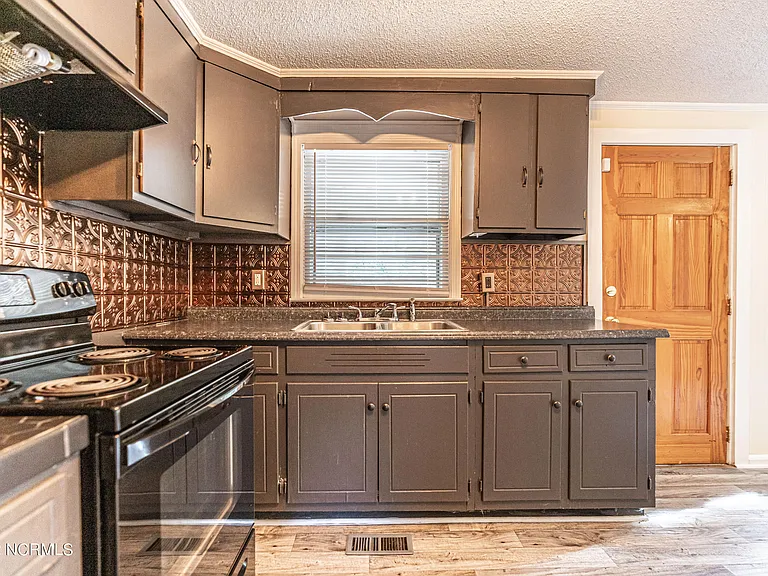 885 S Stephens St — Photo 14