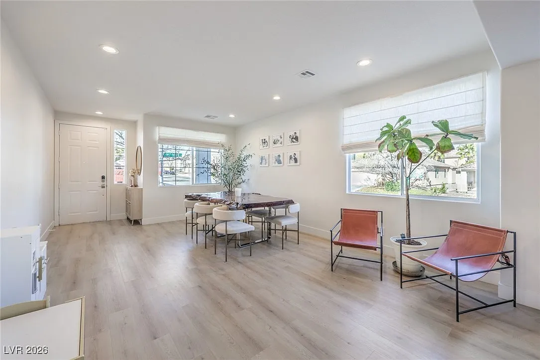 4 bed, 3.0 bath, 2450 sqft, $4,400 — Photo 3