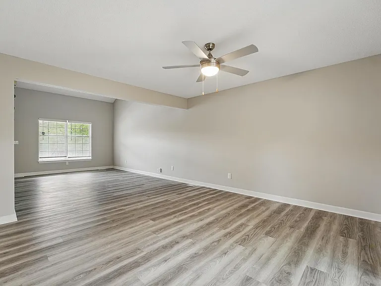 802 NE Barnes Dr #A — Photo 2